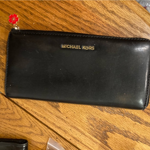 Michael Kors Zippered Leather Long Wallet  - Black EUC - Picture 1 of 9